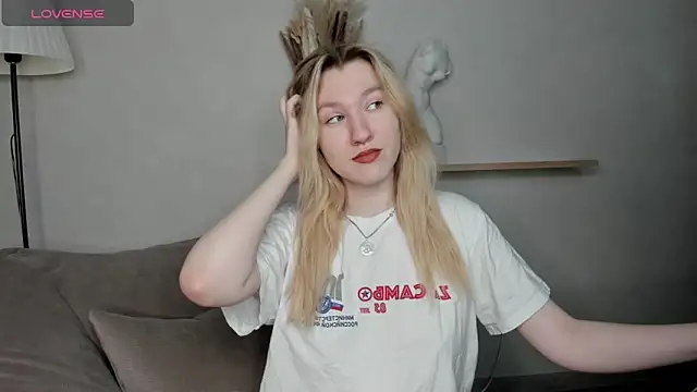 LinaRayy online show from December 2, 8:05 am