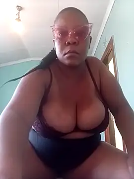 boobsqueenxo online show from December 17, 4:27 am