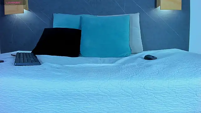 iamdoll online show from March 25, 8:45 pm