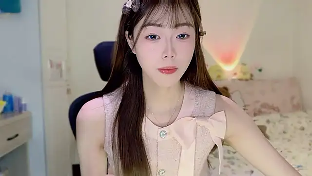 Onecutelittle online show from December 2, 2:46 am