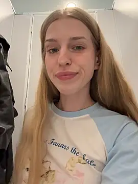 kira mia online show from May 20, 7:44 pm