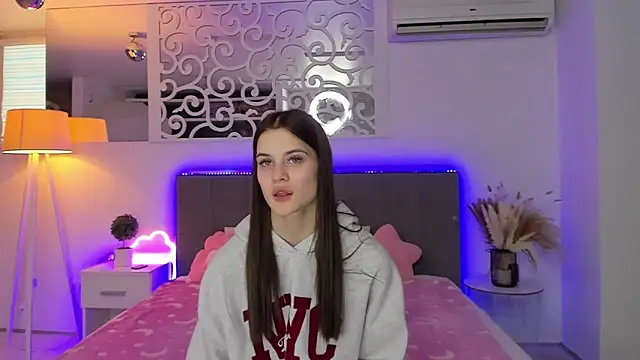 LuisaClover online show from January 19, 1:29 pm