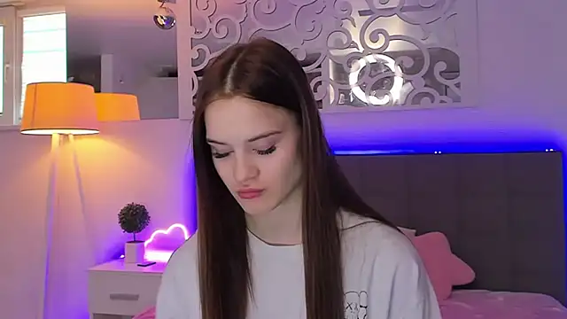 LuisaClover online show from March 13, 1:23 pm