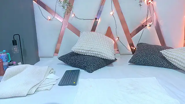 SeleneGibson   online show from February 3, 7:51 pm