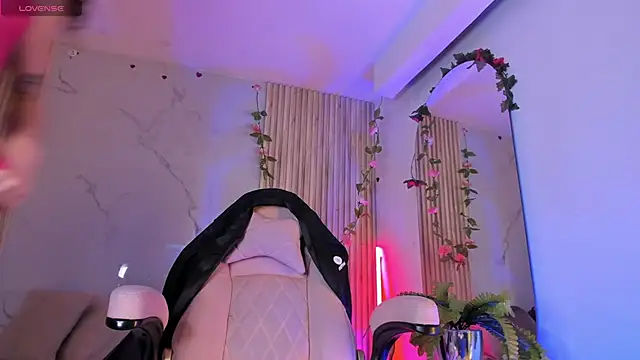 LolaMustaine  online show from November 11, 10:29 pm