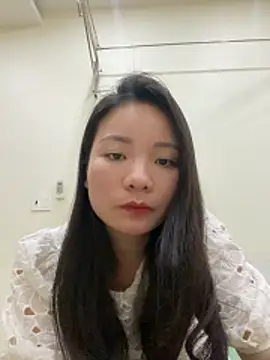 Bee Yellow00 online show from December 23, 5:55 am