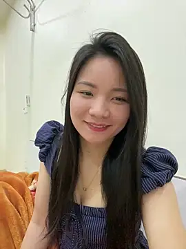 Bee Yellow00 online show from February 12, 5:09 am