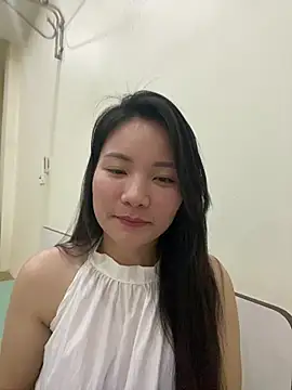 Bee Yellow00 online show from February 26, 5:06 am