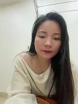 Bee Yellow00 online show from January 9, 5:12 am