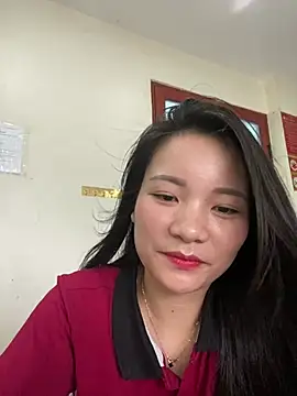 Bee Yellow00 online show from June 30, 4:23 am