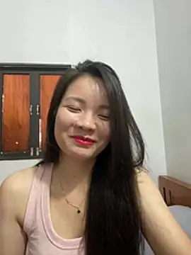 Bee Yellow00 online show from June 17, 3:52 am