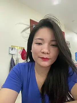 Bee Yellow00 online show from June 27, 4:24 am