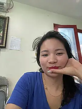 Bee Yellow00 online show from July 18, 5:33 am