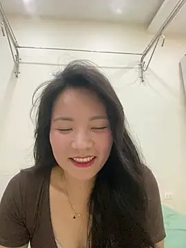 Bee Yellow00 online show from July 17, 5:12 am