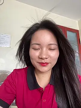 Bee Yellow00 online show from June 12, 2:30 am
