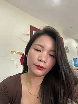 Bee Yellow00 online show from July 1, 4:34 am