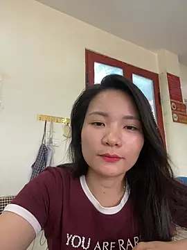 Bee Yellow00 online show from June 3, 6:25 am