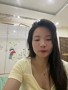 Bee Yellow00 online show from July 19, 5:42 am