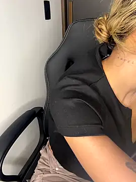 Alanna-foxx online show from November 15, 4:02 am