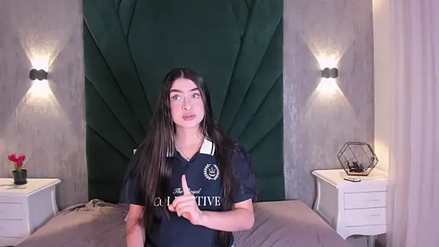 EmiliClarke online show from April 7, 11:34 am