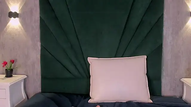 EmiliClarke online show from April 1, 1:41 pm