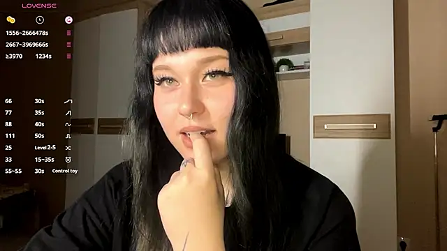 LaurenOveson online show from November 29, 5:28 pm