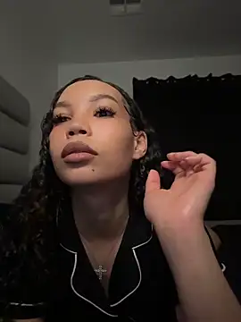 nikkiloveee online show from April 20, 5:10 am