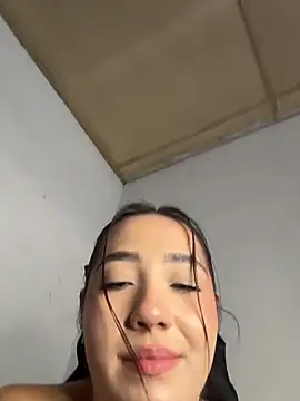 Hannahpradaa  online show from December 4, 7:14 pm