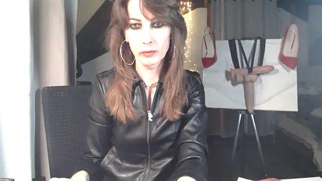 MissDyannis online show from April 1, 7:55 pm