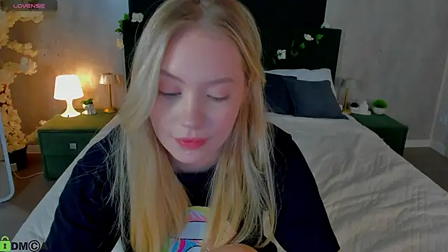 Melanie Ryer online show from December 4, 3:42 am