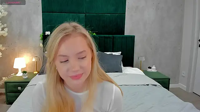 Melanie Ryer online show from November 20, 1:28 am