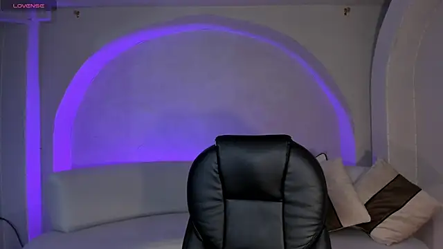 BellaConnorX online show from April 15, 4:13 am