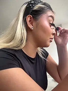 Elina Hills online show from March 7, 3:41 pm