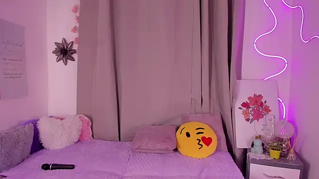 alanaa gomezz online show from February 22, 9:05 pm