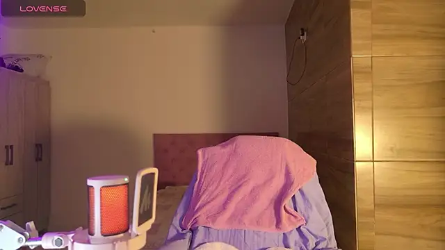 EmillieX online show from December 1, 11:51 pm