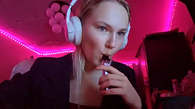 KarinRobertson online show from December 5, 7:15 pm