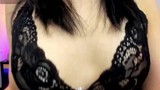 zoe-moreau online show from April 18, 7:40 pm