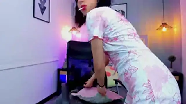 zoe-moreau online show from April 7, 7:49 pm