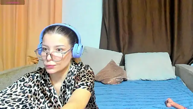 Eva purrr  online show from November 30, 1:10 am