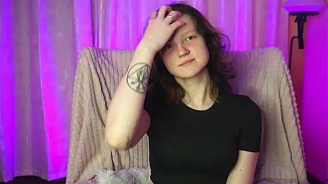 LatinaHuguenin online show from March 19, 8:02 pm