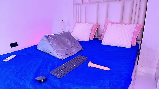 alanarose18 online show from February 7, 7:40 pm