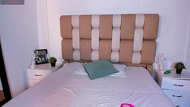 Saara Corraless online show from November 10, 7:31 pm