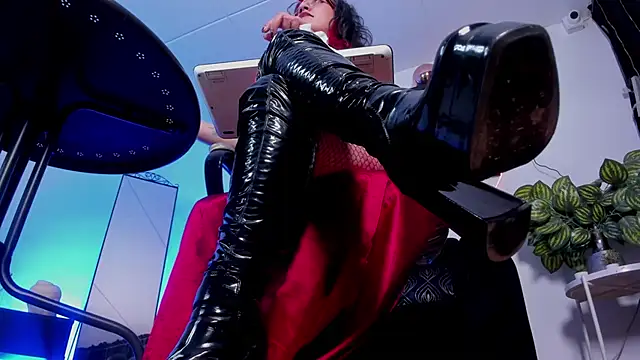 Halley Ravenn online show from June 14, 2:24 am