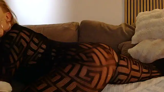 lorenarowena online show from February 6, 3:15 pm