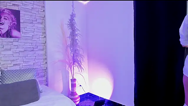 sofiaalarson online show from February 4, 12:08 pm