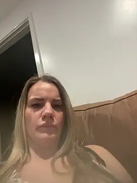 Cutebrowneyes  online show from December 19, 11:19 pm