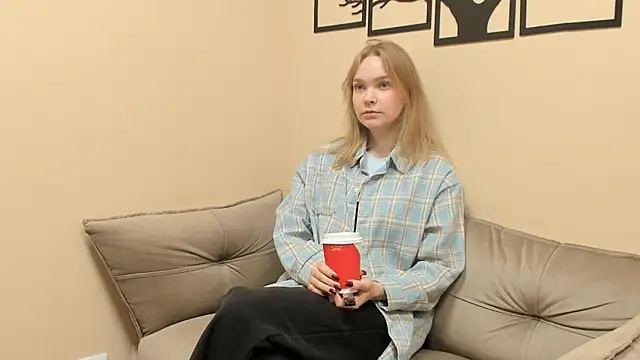 CortneyVacio online show from November 12, 7:50 am