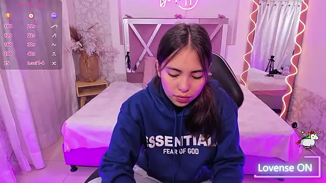 ISABELA TAY online show from January 17, 11:40 am