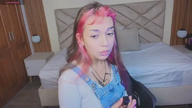 Laracooper  online show from February 19, 8:40 pm