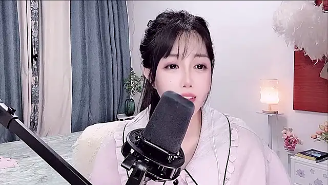 Laura 520 online show from June 18, 1:27 pm